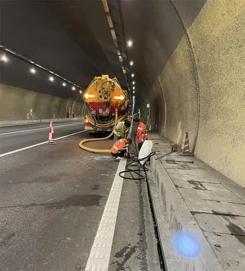 海港隧道排水渠清淤